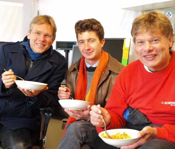 Das warme Curry von Frau Öser schmeckt und tut gut.